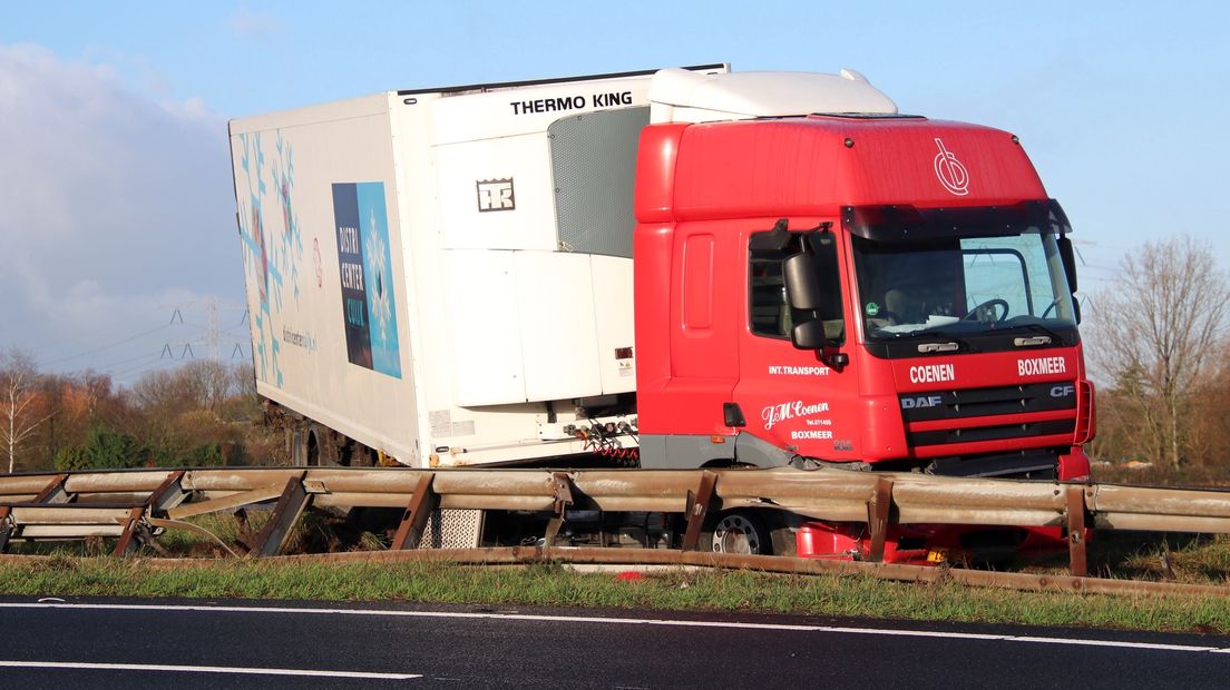 Vrachtwagen belandt achterstevoren tegen de vangrail in de middenberm van de A58