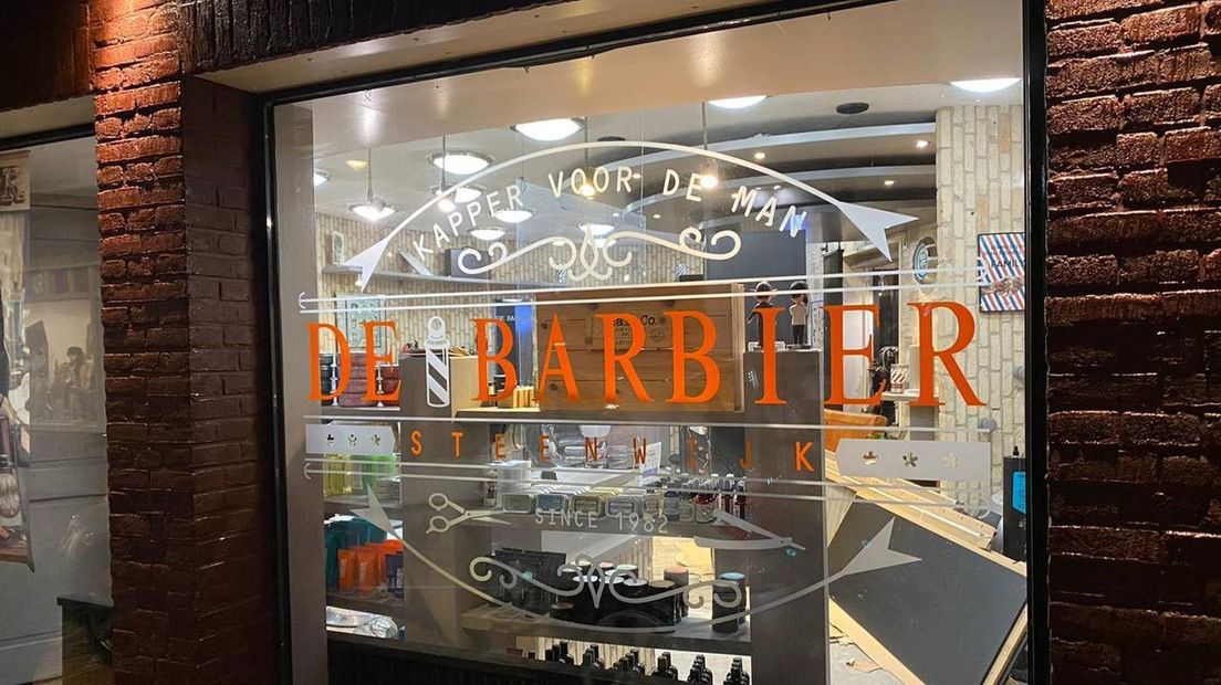 Het licht is aan vanavond bij kapsalon De Barbier in Steenwijk
