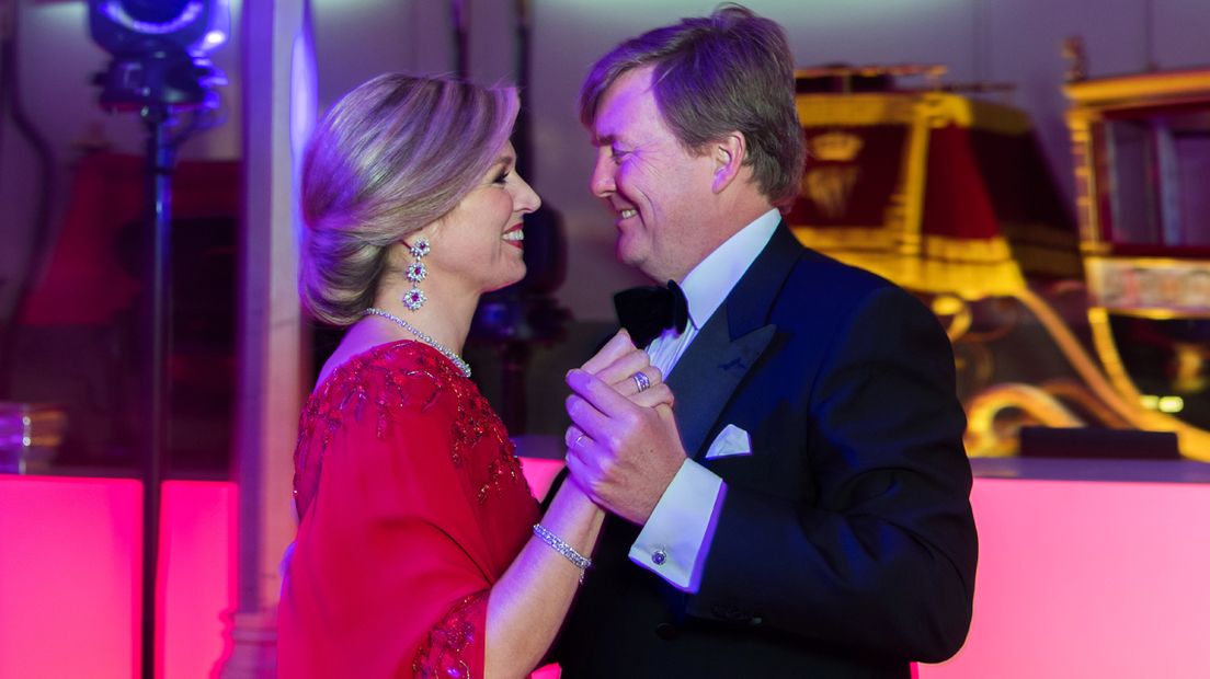 Koning Willem-Alexander en Maxima dansen op privéfeest