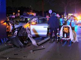 Auto botst tegen Edisonbrug in Hoogeveen, bestuurder gewond