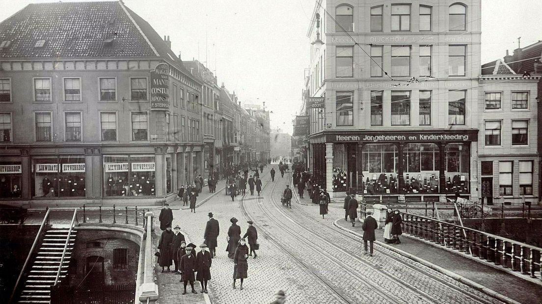 De Lange Viestraat in 1917, links het pand waar Galeries Modernes jarenlang was gevestigd..