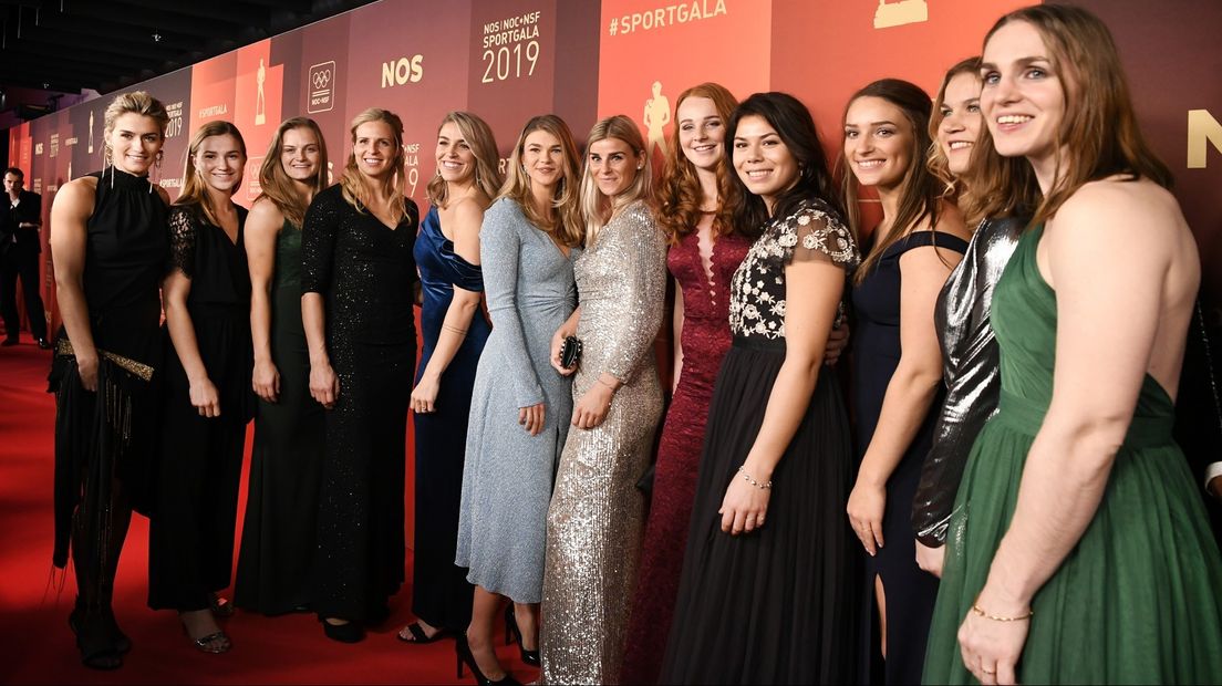 Handbaldames op de rode loper voorafgaand aan het NOC*NSF Sportgala in AFAS Live.