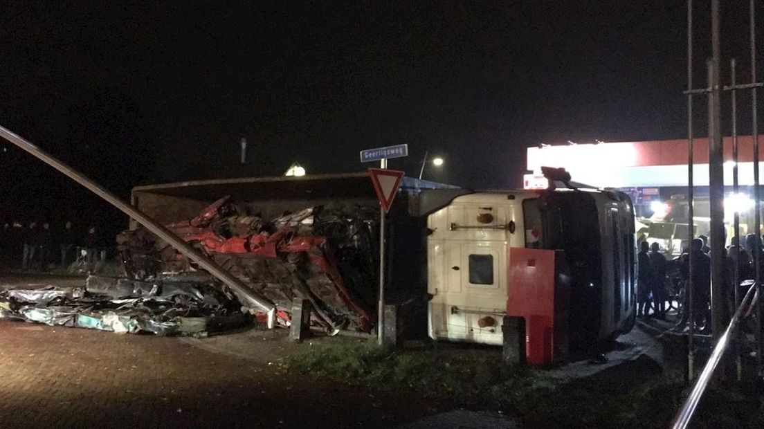 Vrachtwagen met schroot kantelt in Staphorst