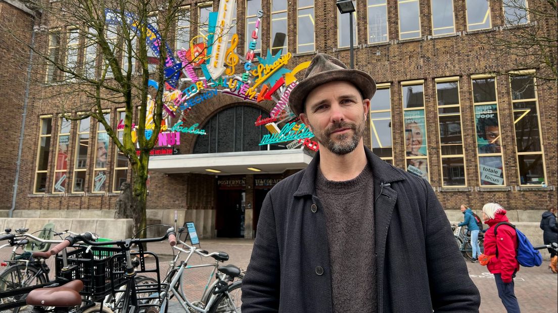 Maarten Baas voor het kunstwerk en de ingang van de bibliotheek.