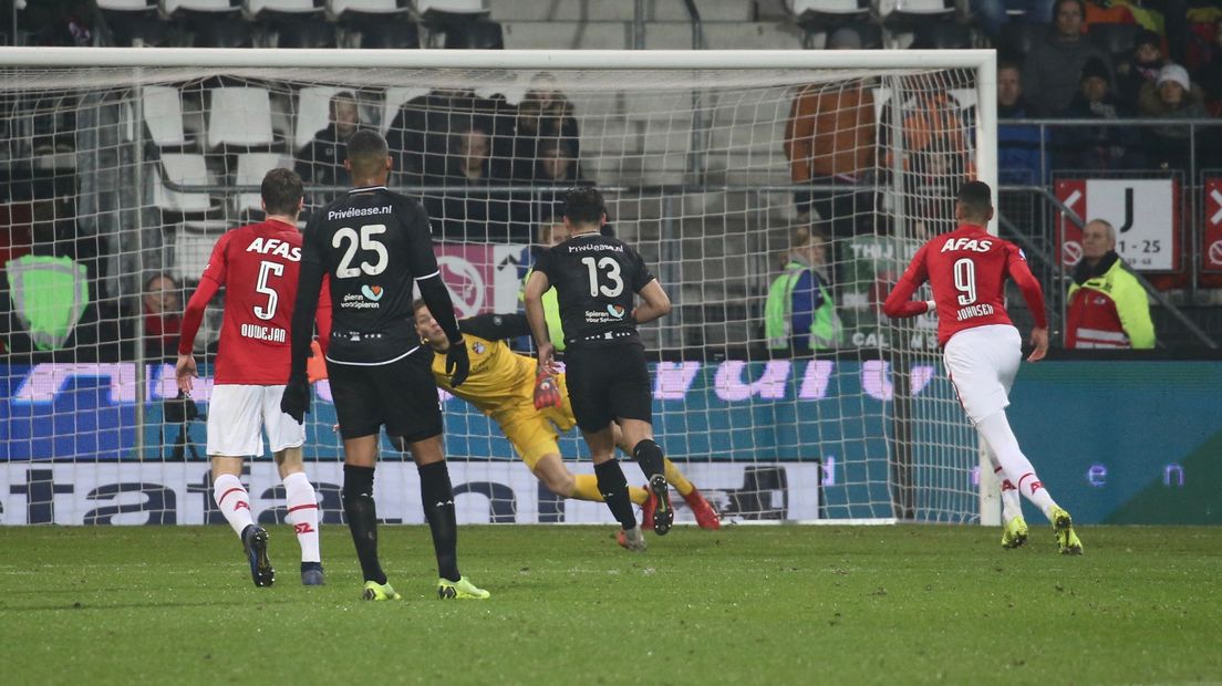 Johnsen schiet de vijfde binnen voor AZ. FC Emmen verloor kansloos in Alkmaar met 5-0 (Rechten: Gerrit Rijkens)