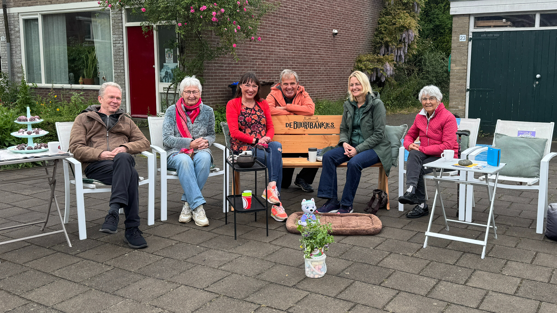 Buren ontmoeten op bankjes tegen polarisatie en eenzaamheid: 'Woonkamer staat op straat'