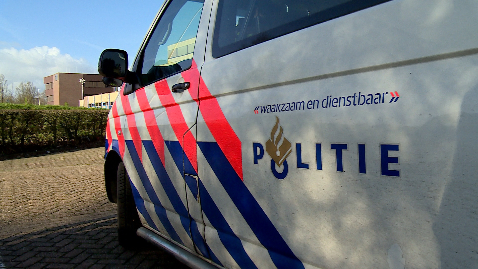 Agent aangereden en meegesleurd met auto, 19-jarige man aangehouden