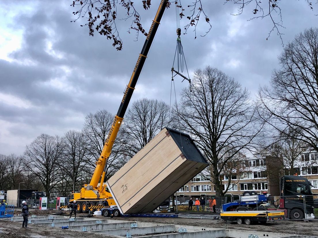 Het huis wordt op zijn plaats gezet