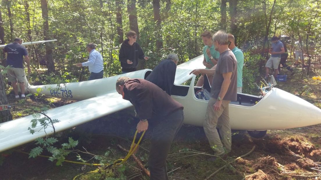 Er wordt volop onderzoek gedaan naar de crash met een zweefvliegtuig in Malden. Aan de Groesbeekseweg maakte het toestel donderdagochtend een landing uit voorzorg. Het vliegtuig kwam in een bosrijk gebied terecht.