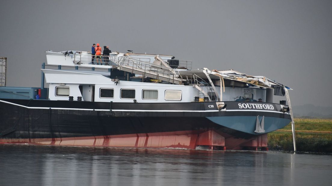 De schipper van een vrachtschip heeft woensdag zijn stuurhut kapotgevaren op het Schelde-Rijnkanaal bij Rilland.