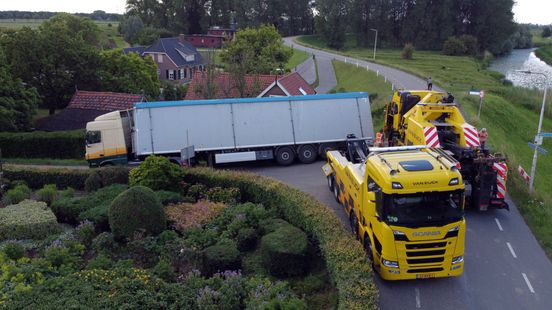 Bergers redden vrachtwagen met 29 ton houtsnippers op smalle dijk