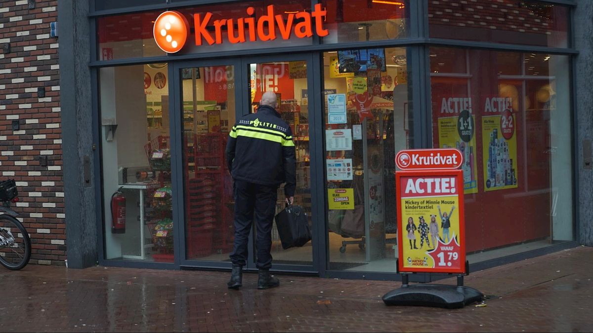 Politie op zoek naar man met vuurwapen die Kruidvat in Deventer overviel