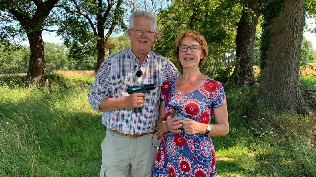 Vrijwilligers Henk en Carin Oosterhuis van Stichting Wandelen in Westerwolde