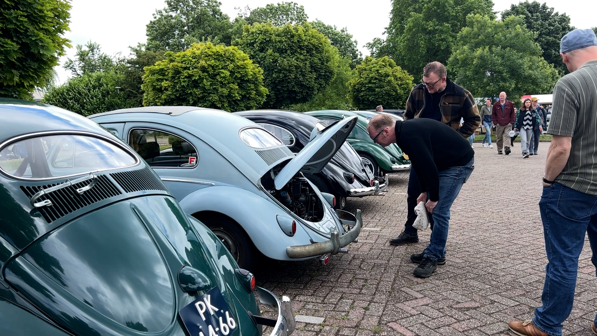 Liefhebbers van oude kevers genieten in Wilnis op de 'Brillen en Ovalendag'