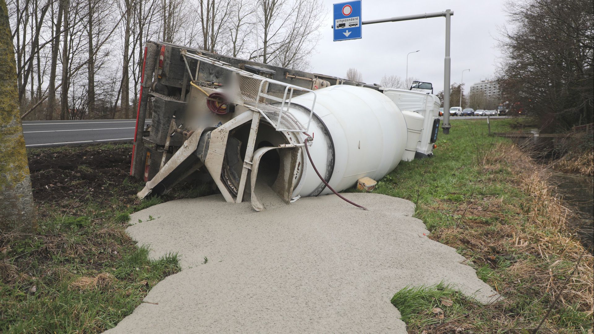 112-nieuws | Betonwagen Kantelt Bij Leiden - Zeven Aanhoudingen Na ...