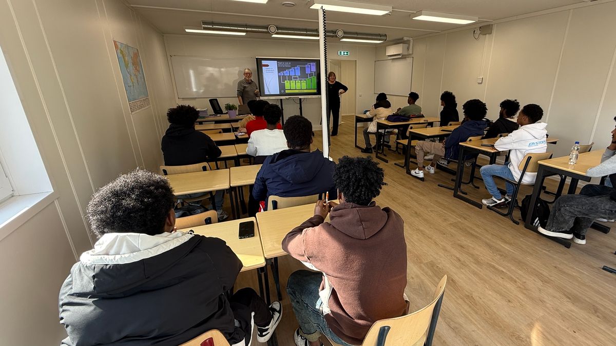 Internationale Schakelklas Diever opent nieuwe noodlokalen: 'Niet meer heen en weer lopen'