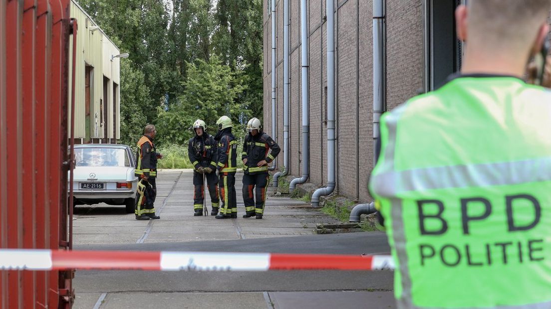 Politie-inval bij het bedrijfspand aan de Draadbaan in Leiderdorp. 