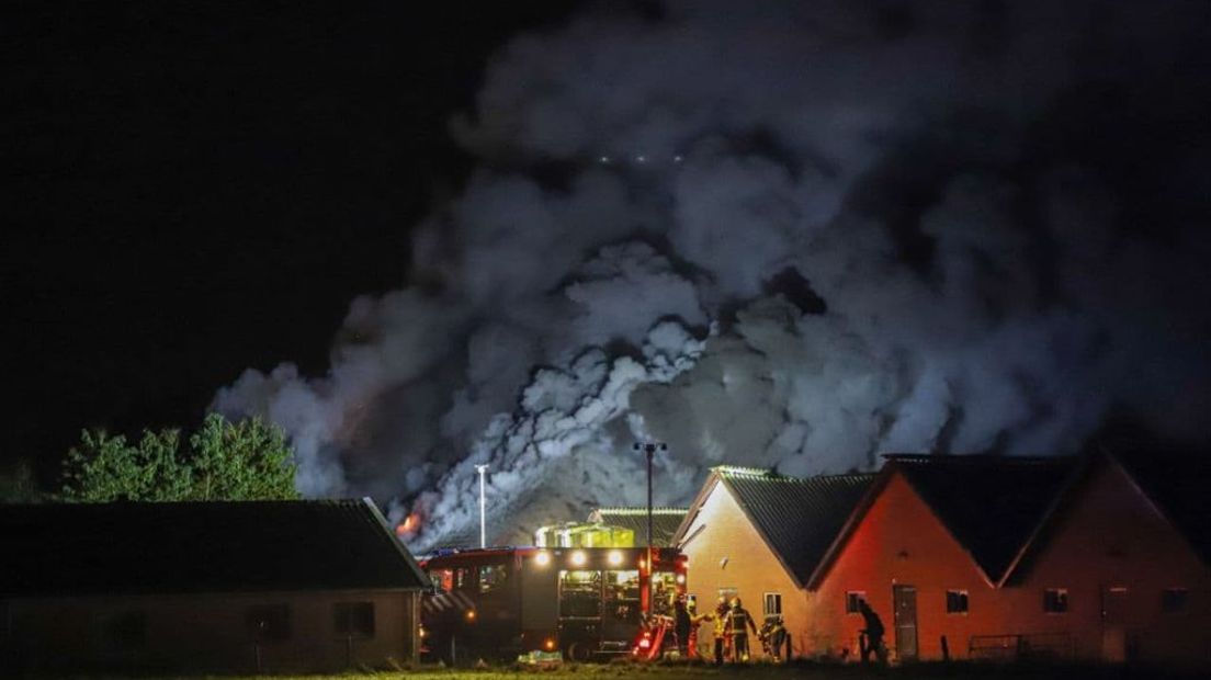 De brand veroorzaakt veel rook.