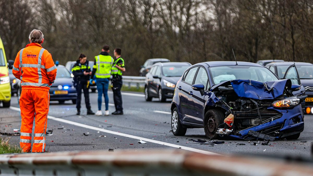112-nieuws 26 maart: Ongeluk op de A7 bij Sneek | Motor en auto botsen in Drachtstercompagnie