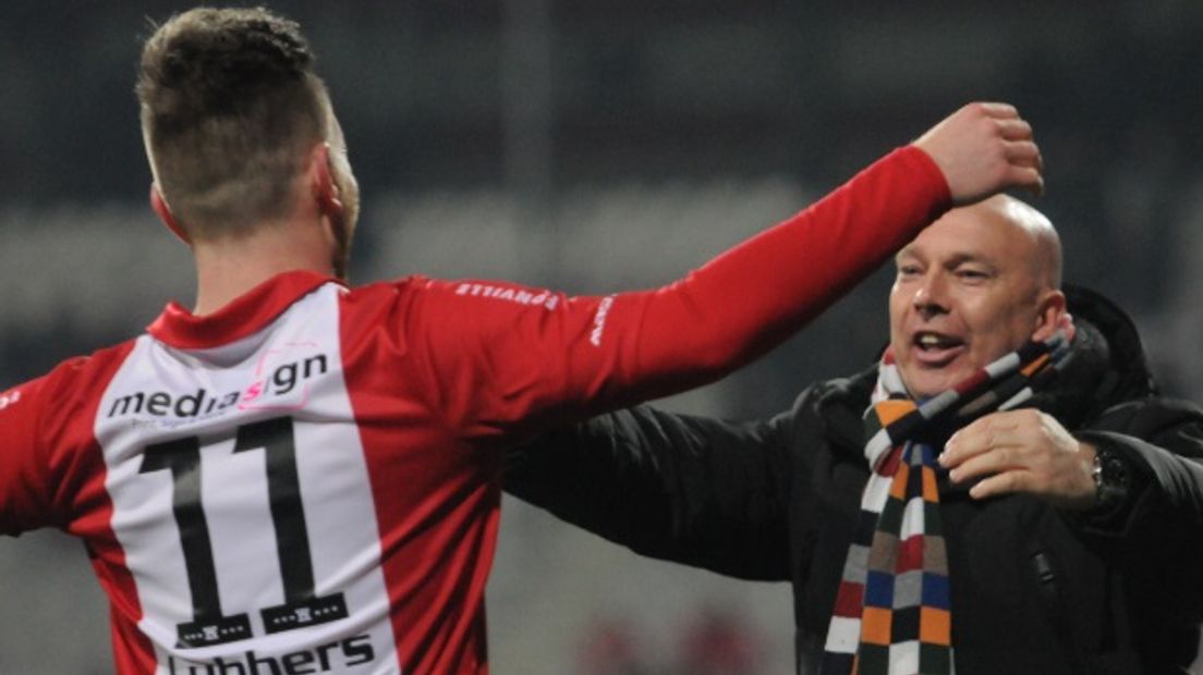 Joop Gall, hier in dienst bij FC Emmen, gaat aan de slag in China (Rechten: Bennie Wolbers)