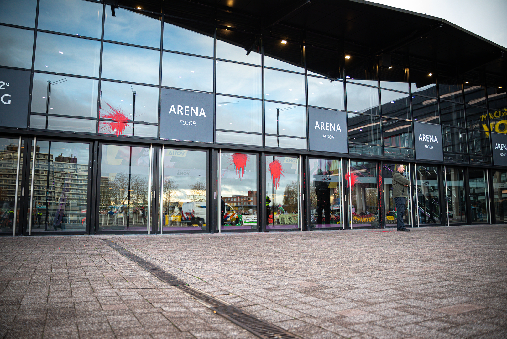 De ingang van Ahoy is op meerdere plekken besmeurd met verf.