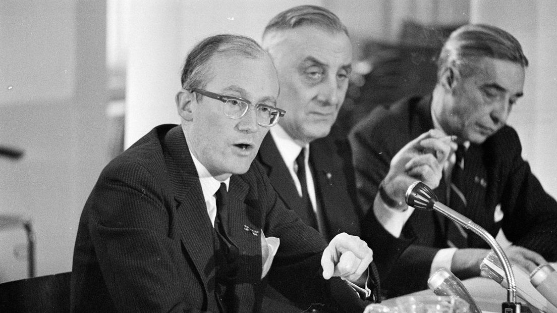 Johan Witteveen als minister van Financiën in 1968. 