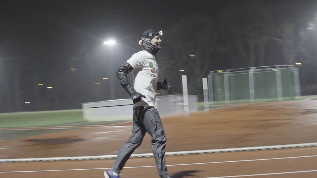 Han Poppema tijdens zijn laatste meters op de atletiekbaan