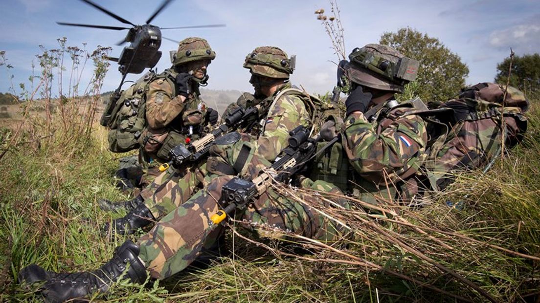 Defensie oefent in kleine groepen.