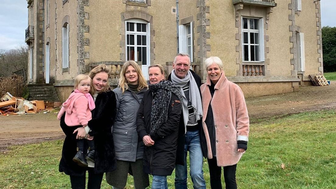 De familie Meiland voor het chateau in Frankrijk.