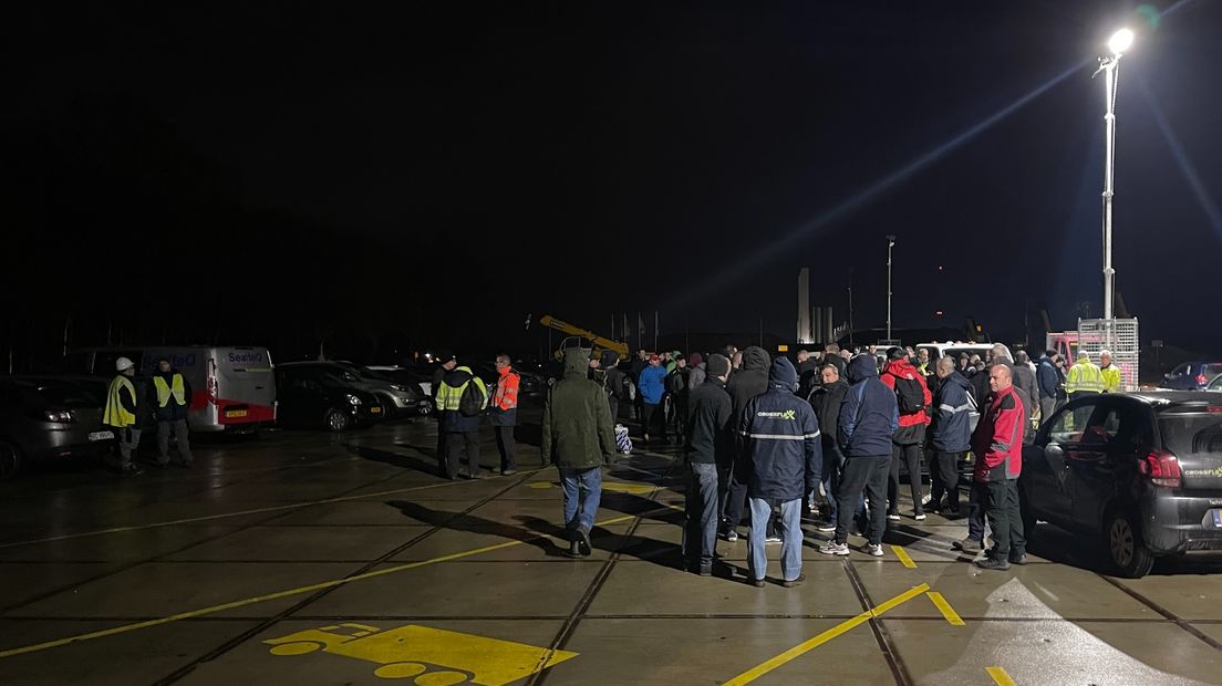 Werknemers voor de poort van de stikstoffabriek