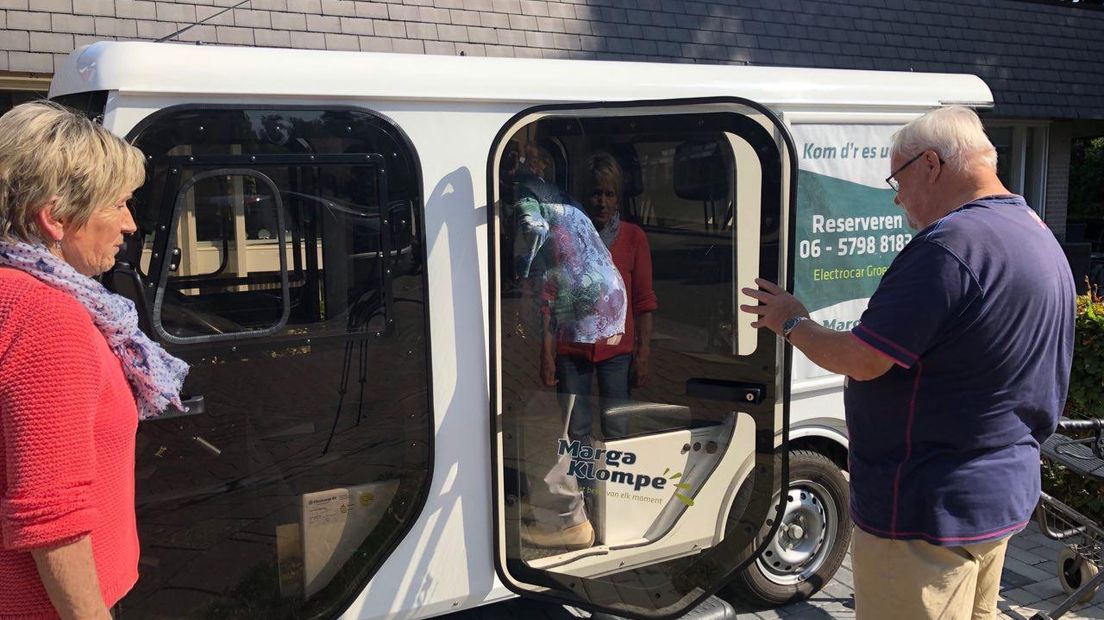 Het lijkt de ideale oplossing voor mensen die niet meer zelfstandig kunnen reizen. Een elektrisch karretje dat ouderen en mindervaliden laagdrempelig vervoer biedt maakt een enorme groei door in Gelderland. Vooral in de Achterhoek is het wagentje op steeds meer plekken te vinden.