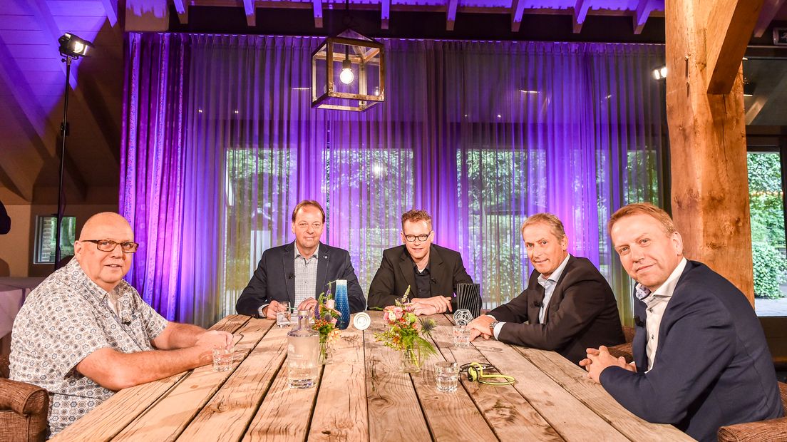 Drie gasten aan tafel in Ondernemend (foto Leo de Harder/RTV Meppel)