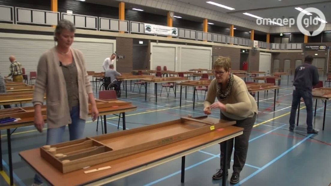 In de Veluwehal in Barneveld deden zaterdag honderden fanatiekelingen mee aan het NK sjoelen. Een evenement met deelnemers uit heel Nederland.