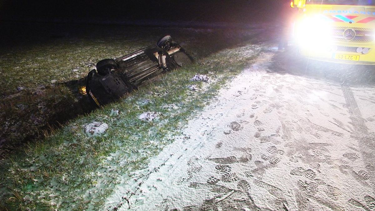 Auto glijdt in de sloot in Hijken