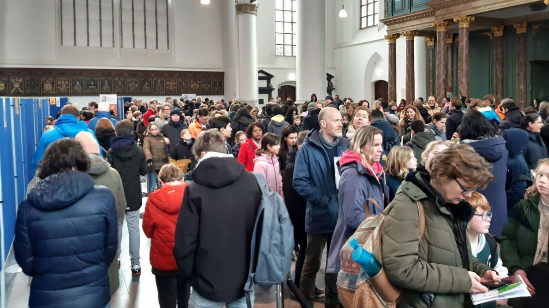De wachtrij in de Grote Kerk