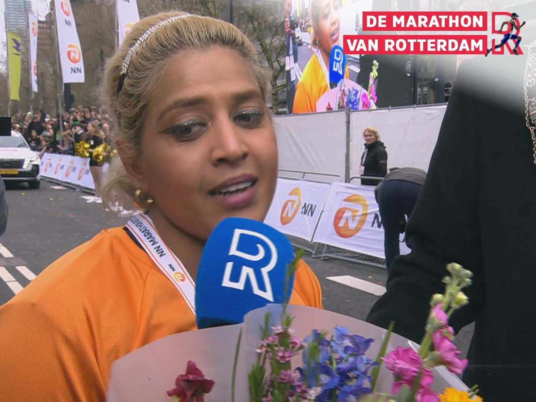 Ratna Ibrahim met startnummer 26184 is de officiële laatste loper van de Rotterdamse marathon van dit jaar