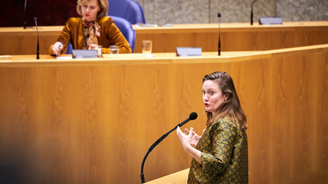 Suzanne Kröger in de Tweede Kamer. Op de achtergrond minister Cora van Nieuwenhuizen.