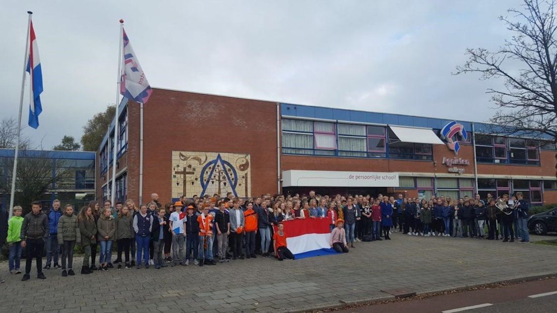 Leerlingen Agnieten College Nieuwleusen zingen samen Wilhelmus