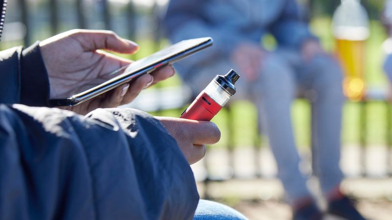 Vapes met smaakjes verdwijnen, het probleem niet: "Nieuwe generatie rokers  klaargestoomd" - Omrop Frysln