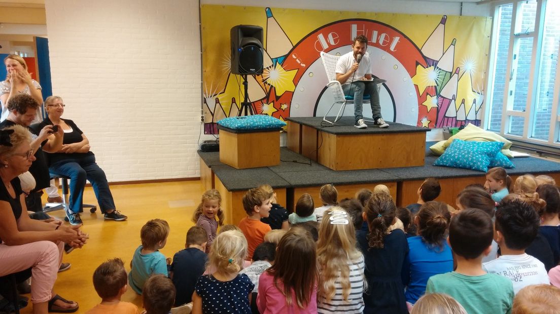 Op basisschool de Huet in Doetinchem hebben scholieren dinsdag het boek 'Tante Rikies onmundig mooie verhalenboek' gekregen.