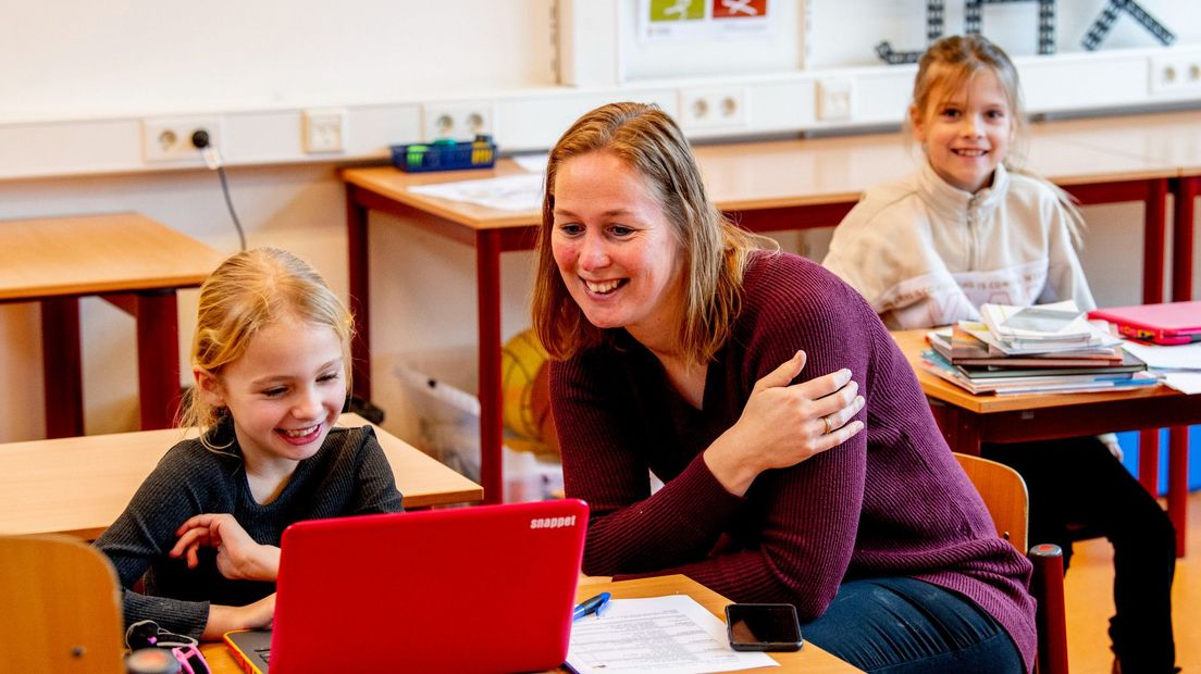 Een basisschoollerares in de klas