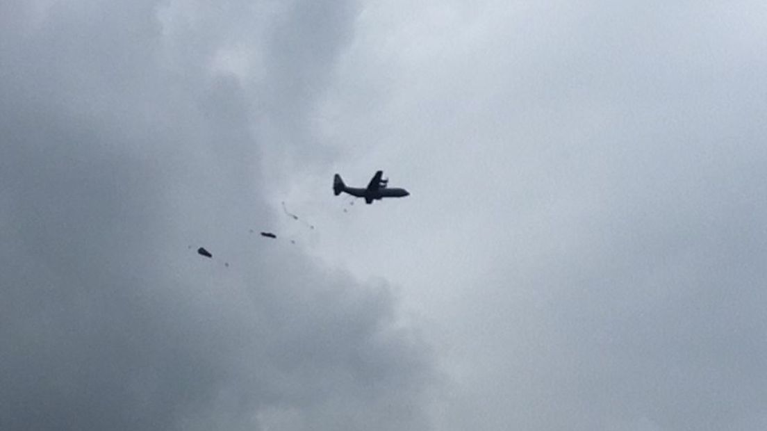 Parachutisten springen uit een vliegtuig.