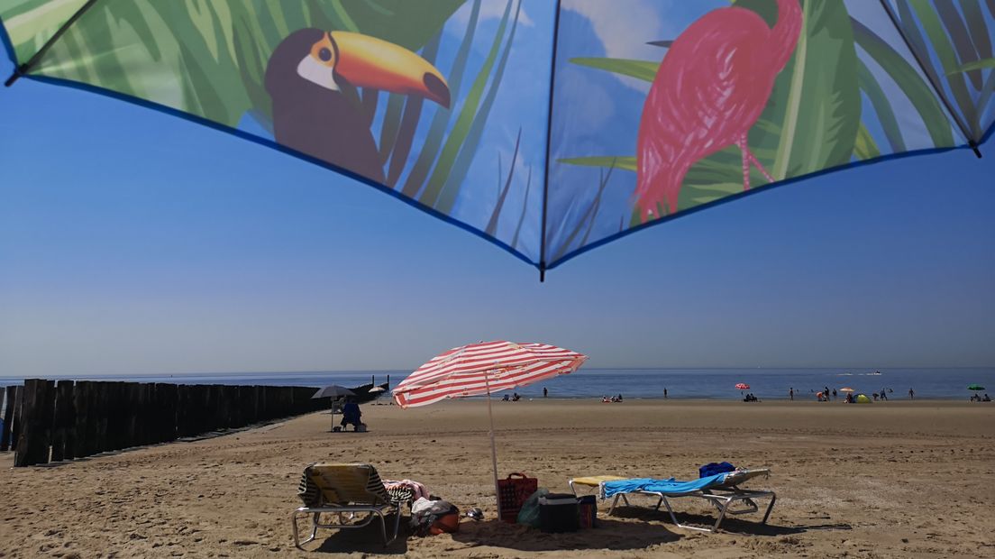 Verkoeling onder de parasol op het strand bij Westkapelle