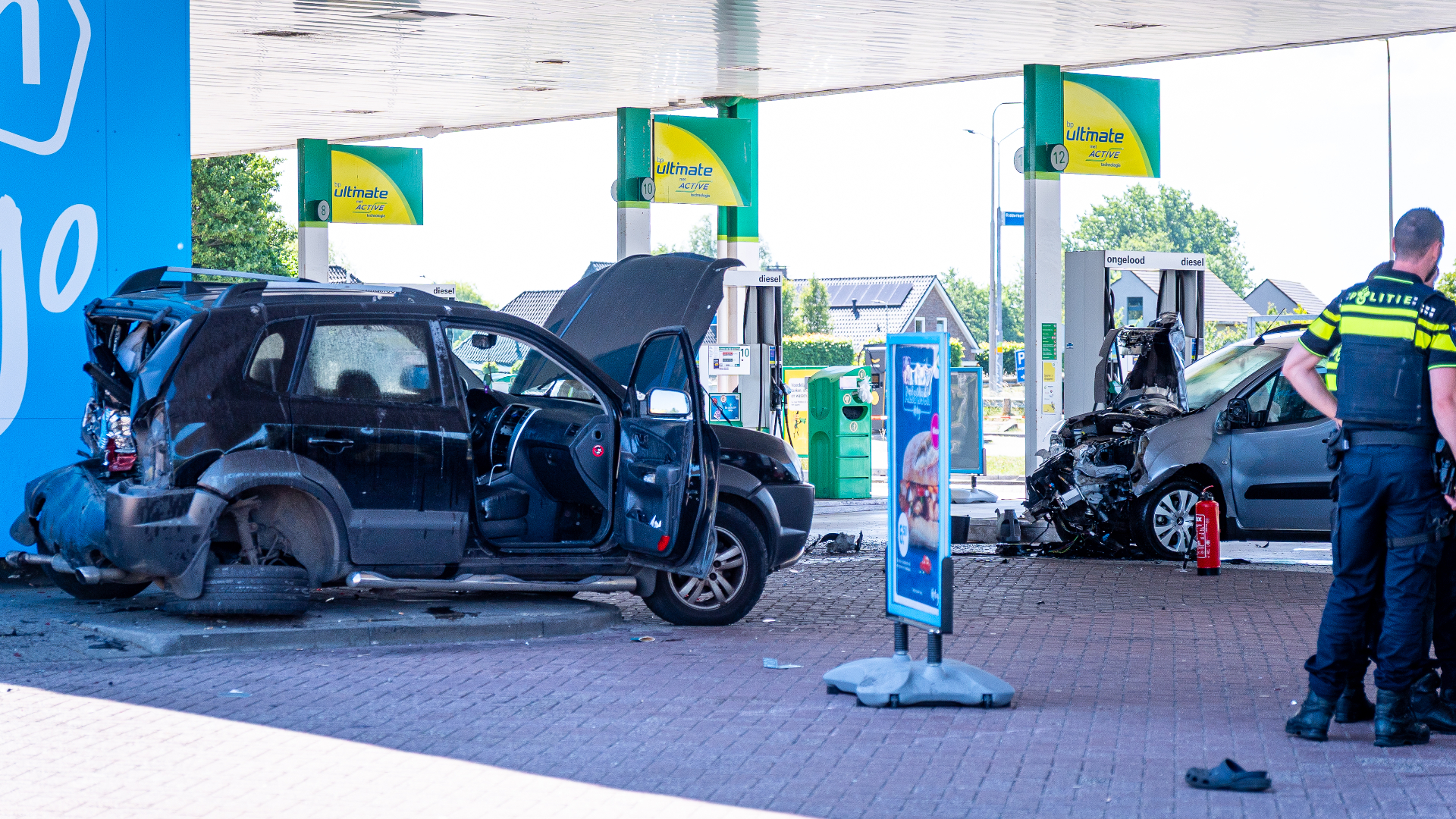 Beide verdachten konden na de crash niet direct mee naar het politiebureau, maar moesten eerst naar het ziekenhuis toe.