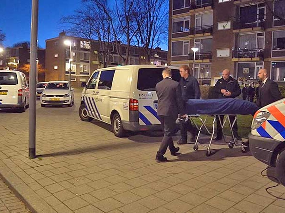 Het lichaam van Bianca wordt uit de woning aan de Luntershoek gehaald