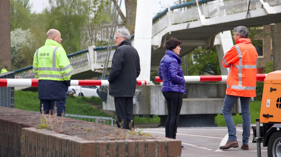 Burgemeester Koen Schuiling en gemeentesecretaris Christien Bronda laten zich informeren bij de Gerrit Krolbrug