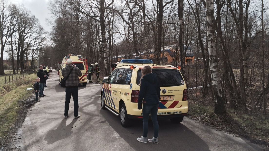 De hulpdiensten zijn aanwezig (foto RTV Drenthe / Jeroen Kelderman)