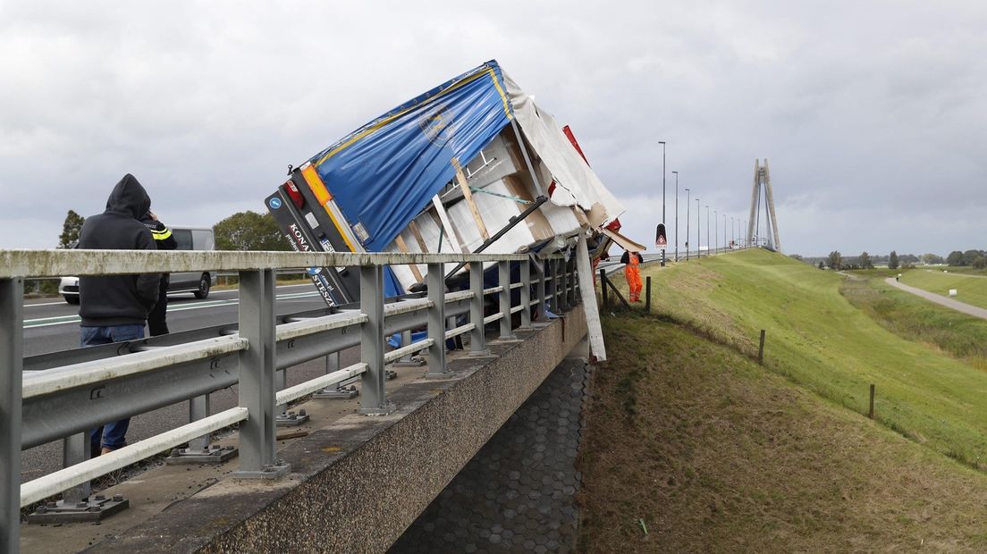 Vrachtwagen kantelt op N50 bij Kampen