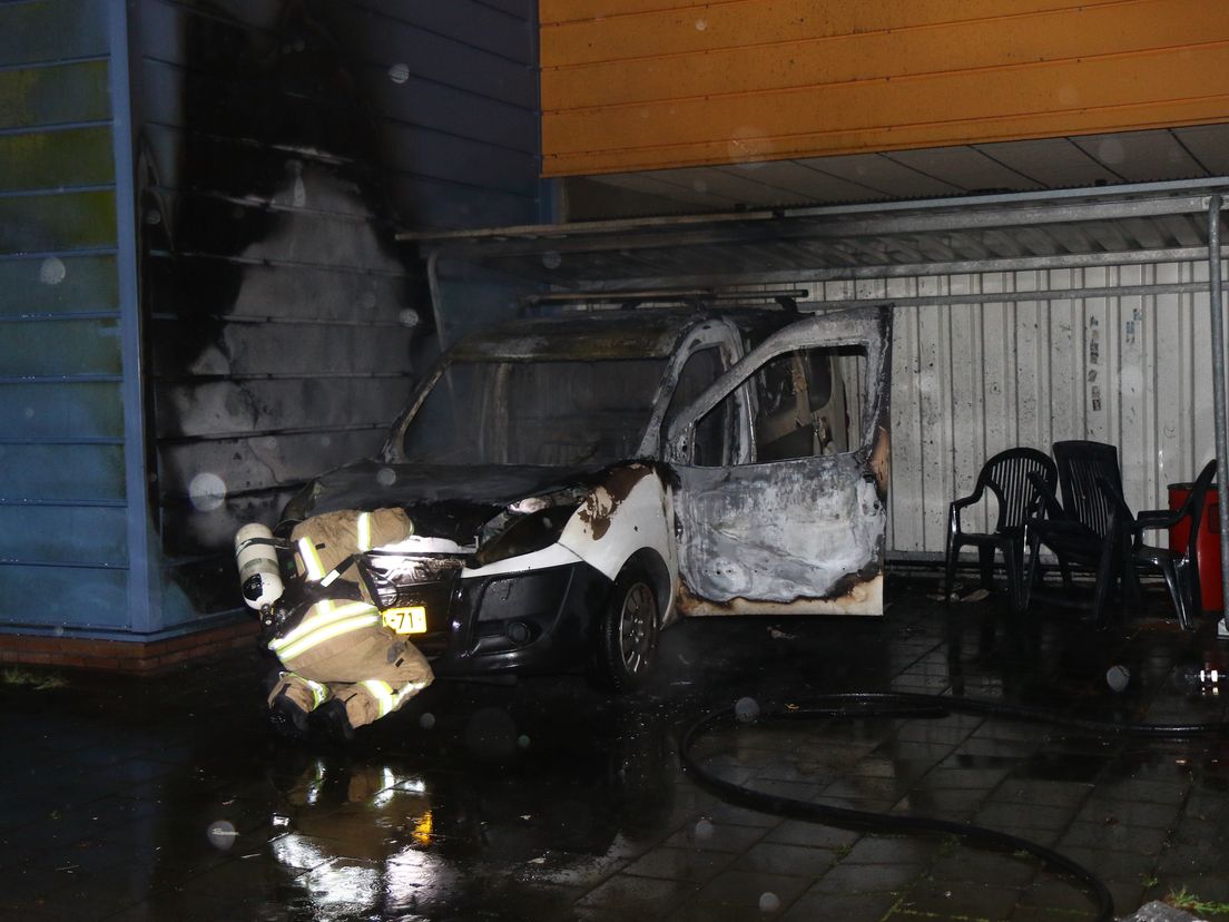 Bestelwagen in vlammen op tegen schoolgebouw in Vlaardingen
