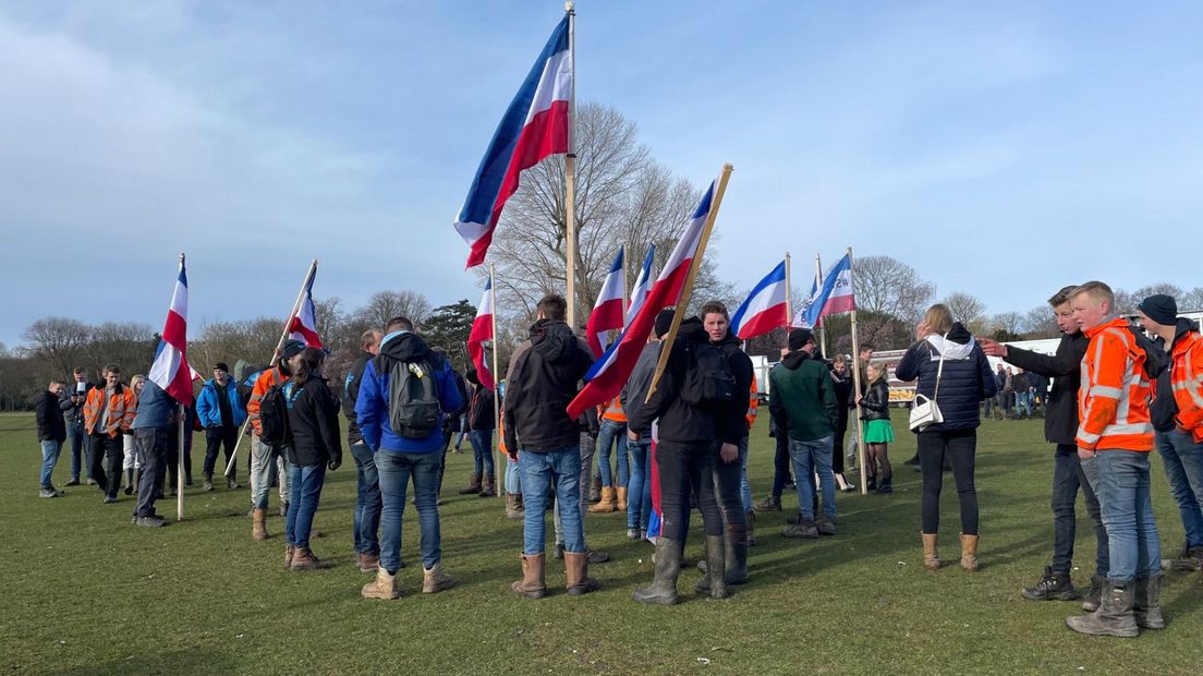 Veel omgekeerde vlaggen in het Zuiderpark